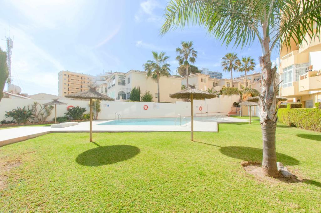Bazén v ubytovaní Apartamento con vistas al mar y al lado de todo alebo v jeho blízkosti