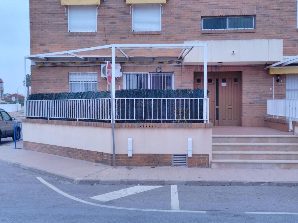 een gebouw met een poort en een trap ervoor bij Appartement proche mer in Santiago de la Ribera