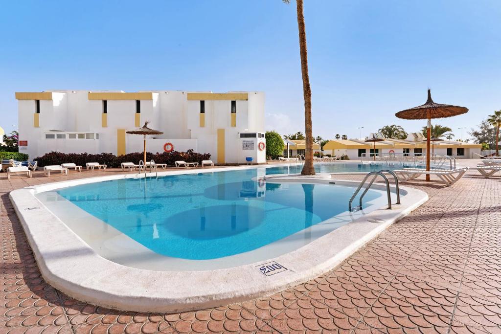 basen przed budynkiem w obiekcie Bungalow Carpe Diem Capri w mieście Maspalomas