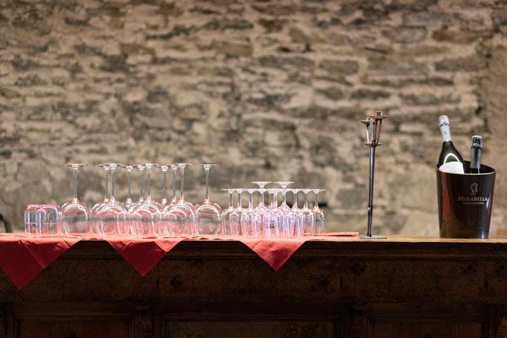a table with wine glasses and a bottle of wine at Hotel Restaurant Stockalperturm in Ruden