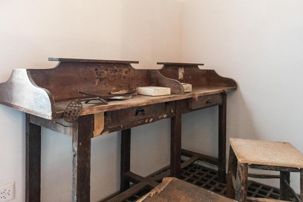 an old wooden table with some tools on it at Hotel Restaurant Stockalperturm in Ruden