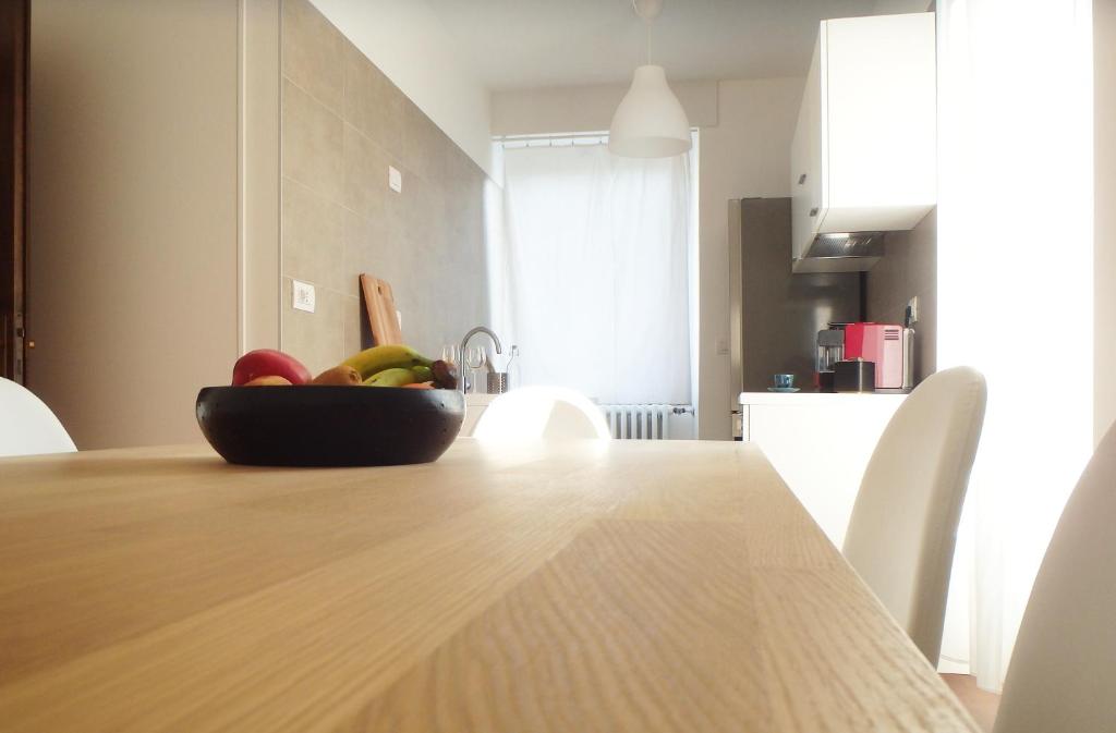 松德里奧的住宿－Casa Nina，坐在桌子上一碗水果
