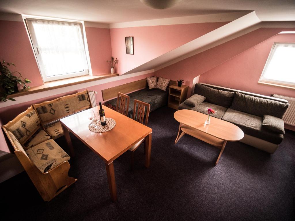 Posezení v ubytování Hotel Holzbecher Ratibořice