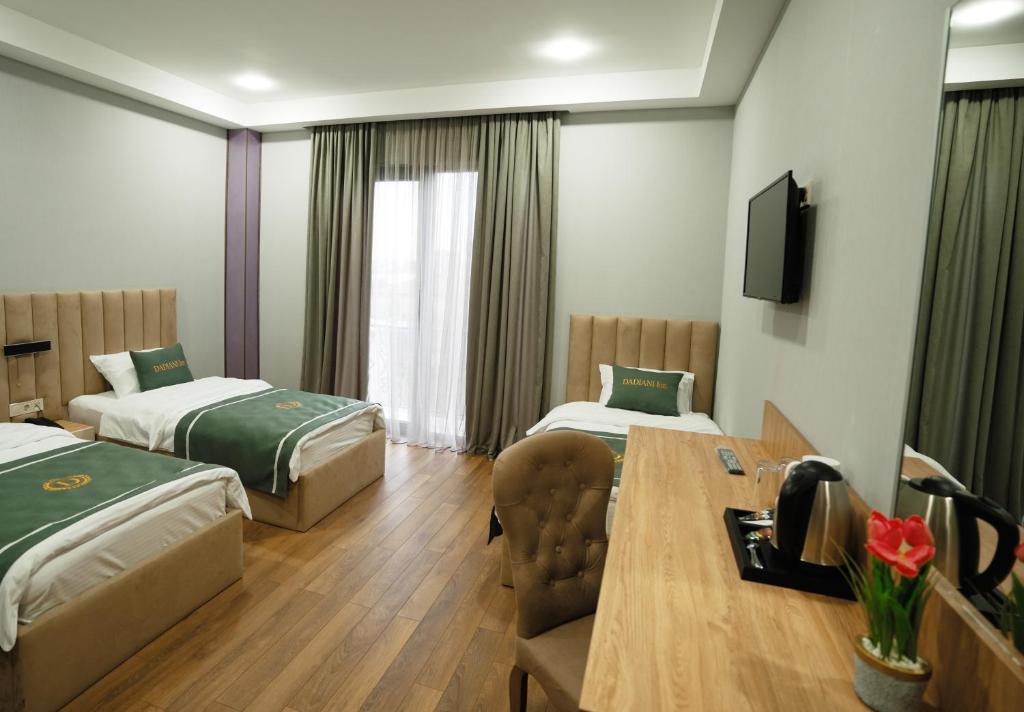 Postel nebo postele na pokoji v ubytování DADIANI Inn