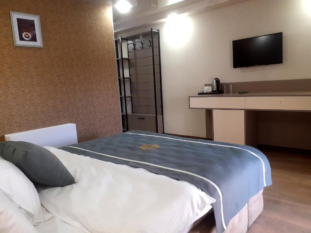Postel nebo postele na pokoji v ubytování DADIANI Inn