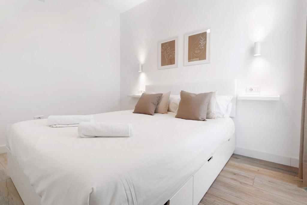 biała sypialnia z dużym białym łóżkiem w obiekcie Bungalow Carpe Diem Capri w mieście Maspalomas