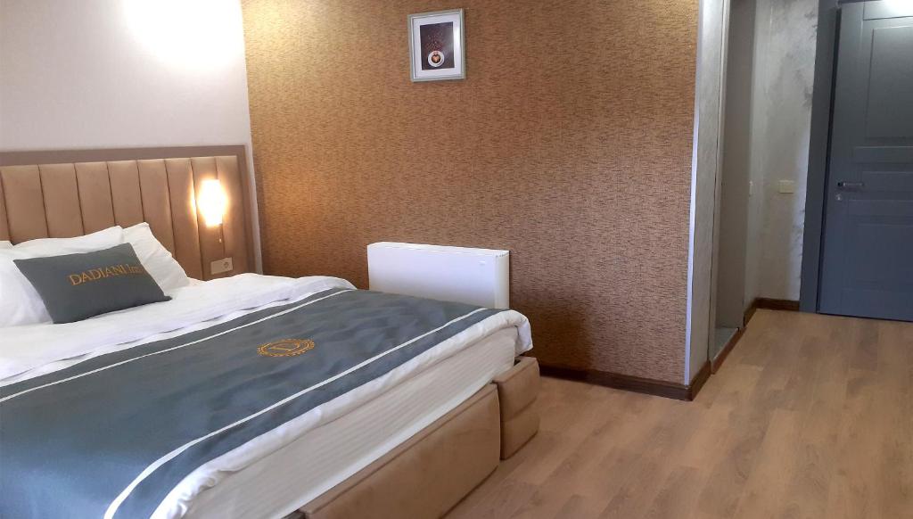 Postel nebo postele na pokoji v ubytování DADIANI Inn