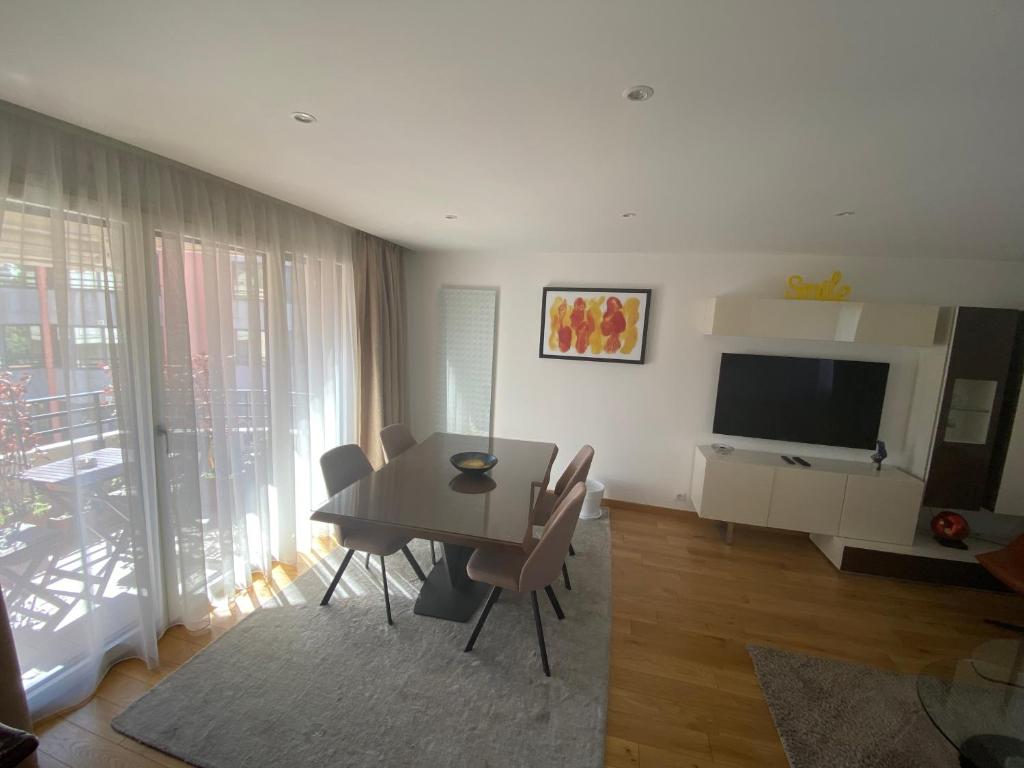 TV a/nebo společenská místnost v ubytování Riviera Eden Palace