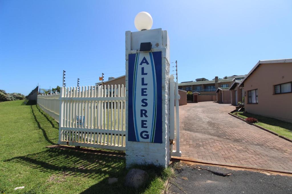 a street sign on a pole next to a white fence at Allesreg Chalet E2 in Margate