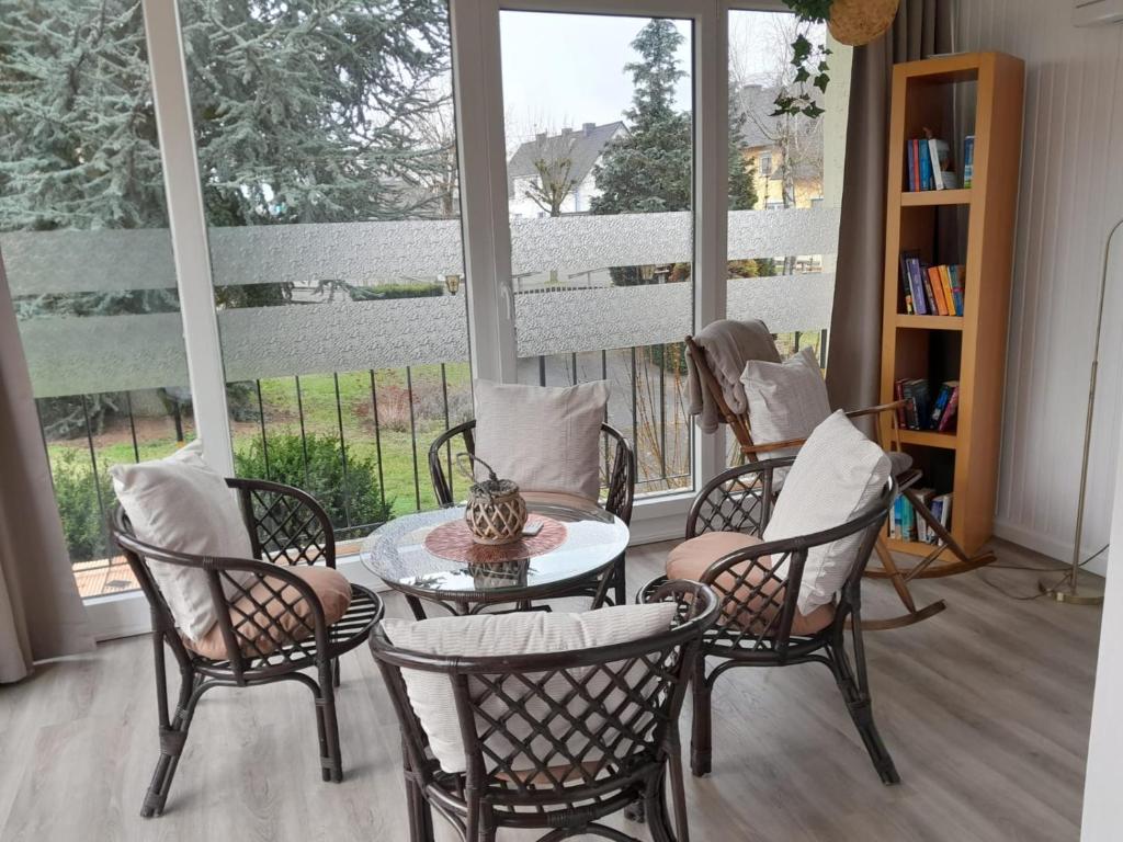 Habitación con mesa, sillas y ventana en Ferienwohnung Im Birkenweg, en Mörsdorf