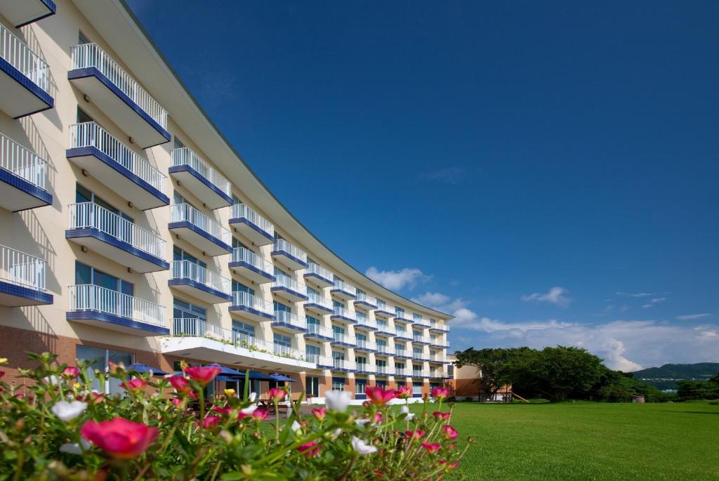 un grande edificio con fiori di fronte di Marine Piazza Okinawa a Motobu