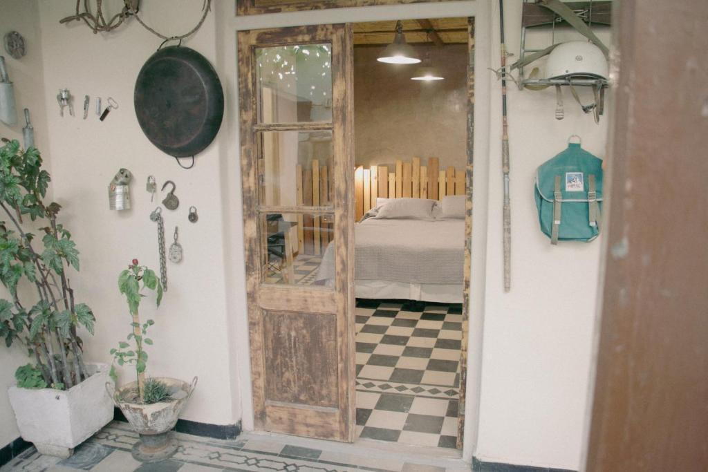 een kamer met een deur naar een slaapkamer bij El Alero Hospedaje in Mendoza