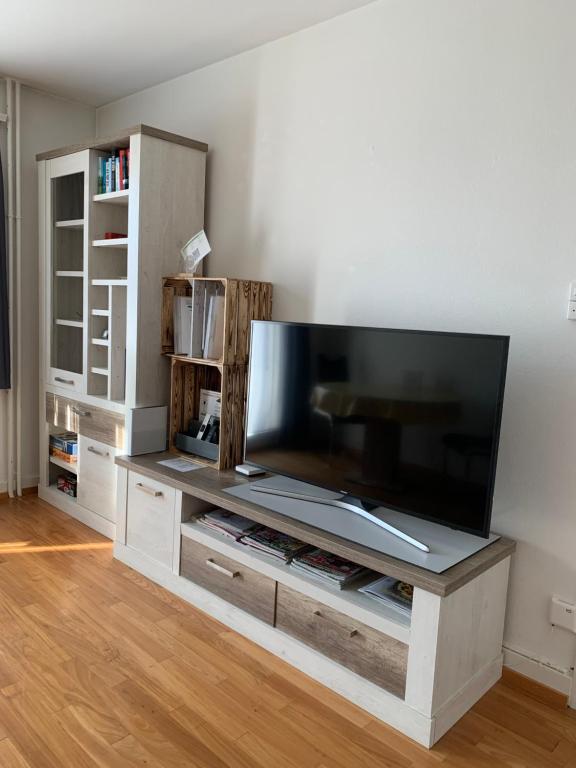 ein großes Entertainment-Center mit einem großen Flachbild-TV in der Unterkunft Wohnung in Bern