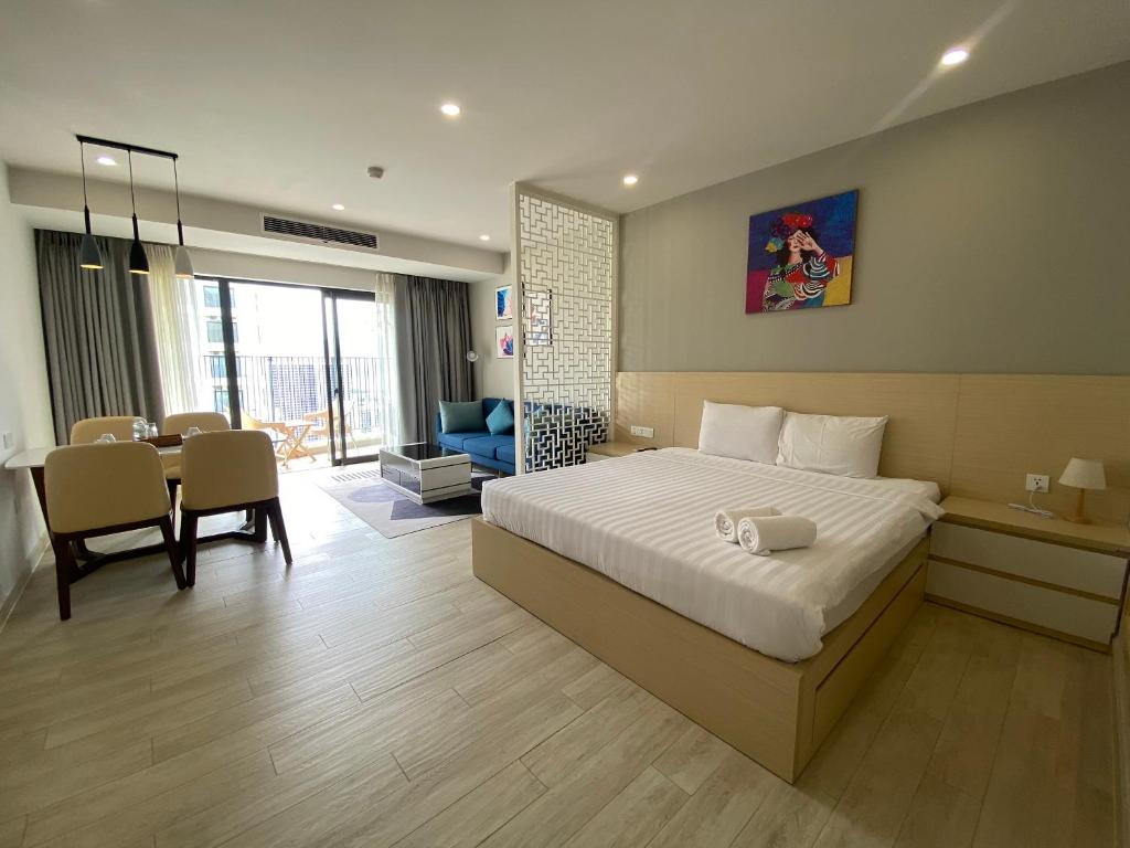 Giường trong phòng chung tại Gold Coast Luxury Apartment Nha Trang