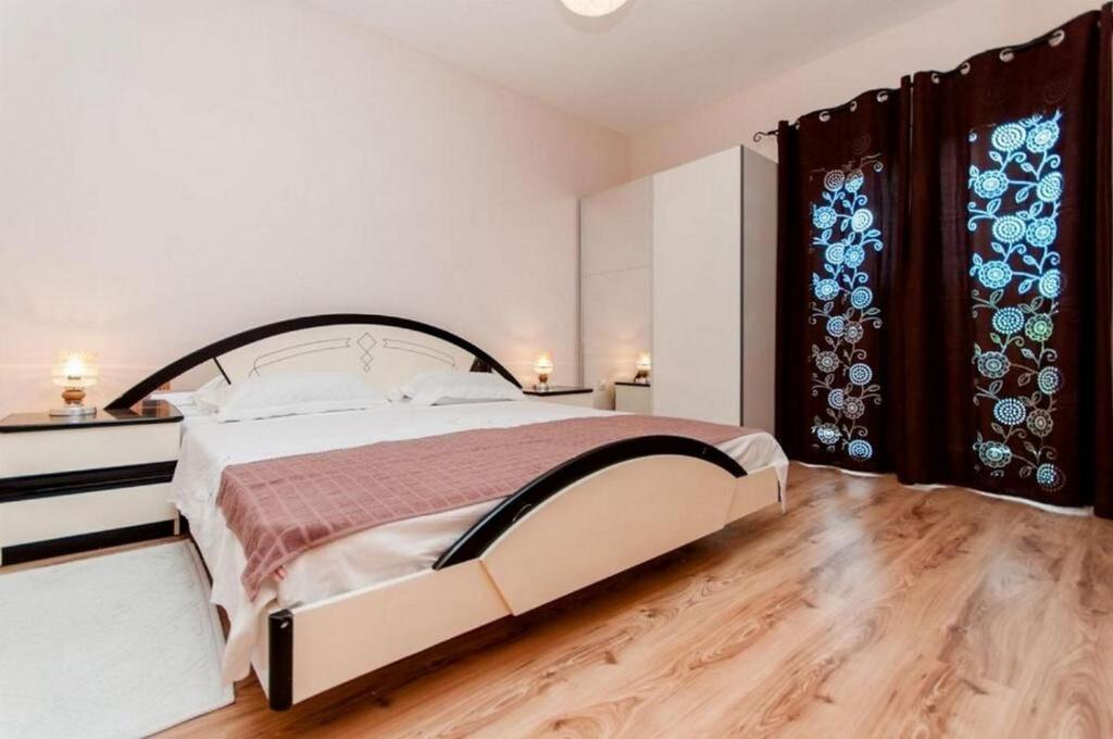 Postel nebo postele na pokoji v ubytování Apartments Mladen