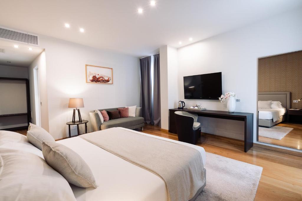 Televízia a/alebo spoločenská miestnosť v ubytovaní Hotel Michelangelo