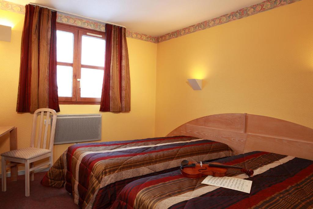 Postel nebo postele na pokoji v ubytování Logis Le Luth