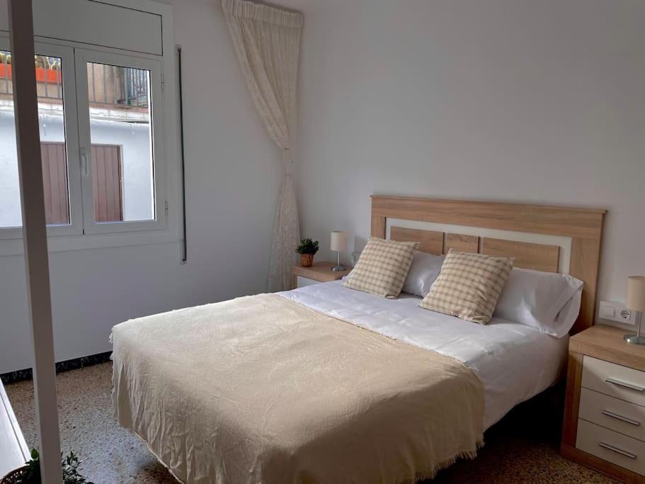 - une chambre avec un lit avec deux oreillers et une fenêtre dans l'établissement Can Jaume. Casa céntrica y cerca de la naturaleza., à Arbúcies