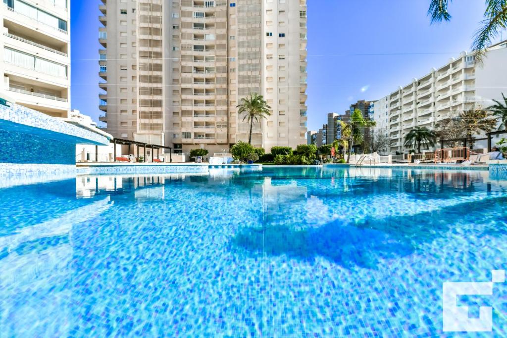 una gran piscina frente a algunos edificios altos en Apartamento Apolo XVII 22 - Grupo Turis en Calpe