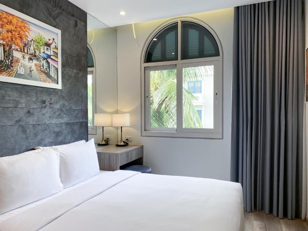 Anna Beach Phú Quốc في فو كووك: غرفة نوم بسرير ابيض ونافذة