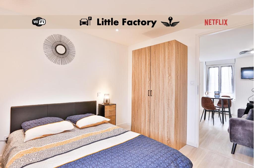 - une chambre avec un lit et une chambre avec un bureau dans l'établissement Little Factory - T2 avec parking, à Vierzon