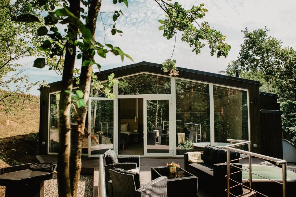 uma pequena casa preta com uma extensão de vidro em Atokampis Boutique SPA & Resort 