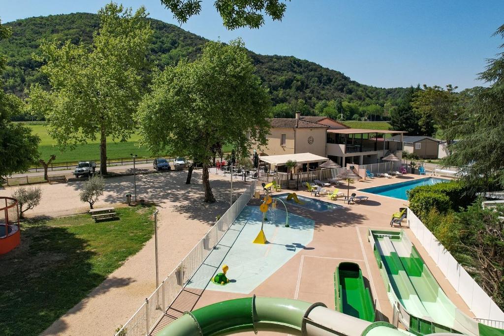 Bazén v ubytování Camping Le Chassezac nebo v jeho okolí