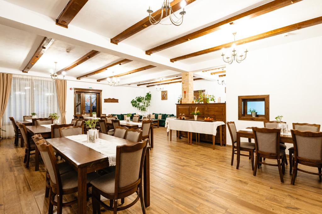 Restaurace v ubytování Pensiunea Popas in Apuseni