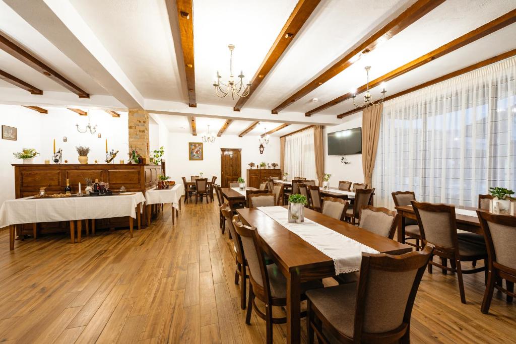 Restaurace v ubytování Pensiunea Popas in Apuseni