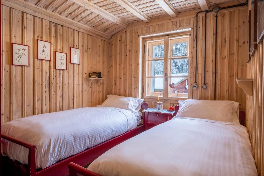 Łóżko lub łóżka w pokoju w obiekcie QC House - Chalet con Sauna