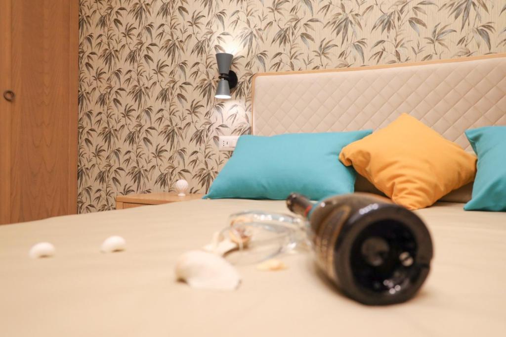 un perro acostado en una cama con bolas en ella en MaLù BEST Rooms - Tropea, en Tropea