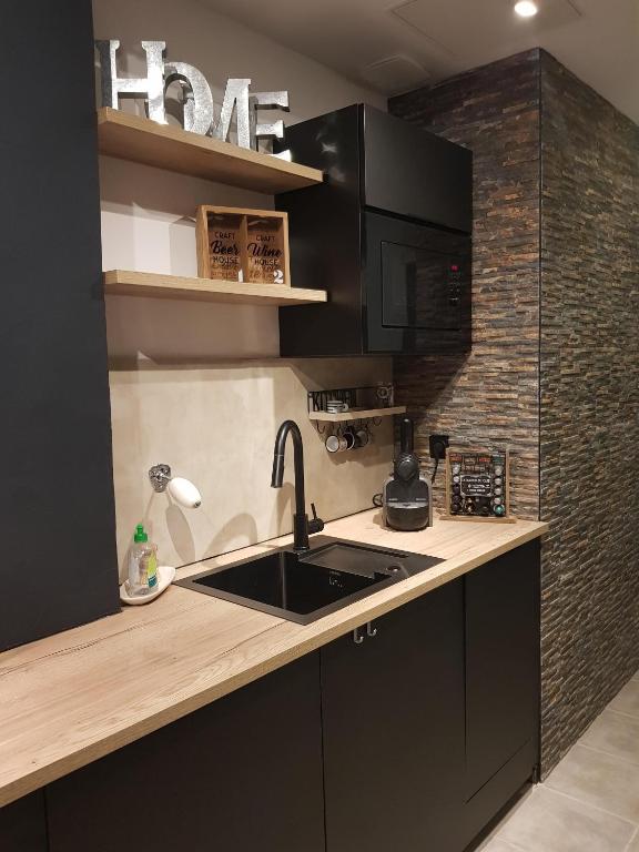 Kuchyňa alebo kuchynka v ubytovaní le J&J Appartement spacieux climatisé en centre ville