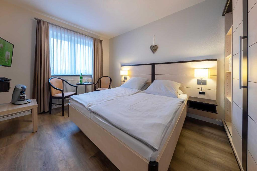 Postel nebo postele na pokoji v ubytování Landgasthof Struckum