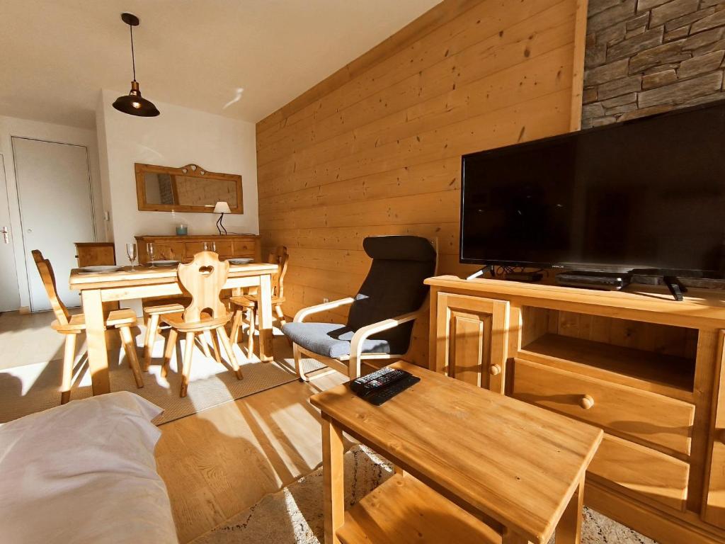 TV a/nebo společenská místnost v ubytování Appartement Samoëns, 3 pièces, 4 personnes - FR-1-624-129