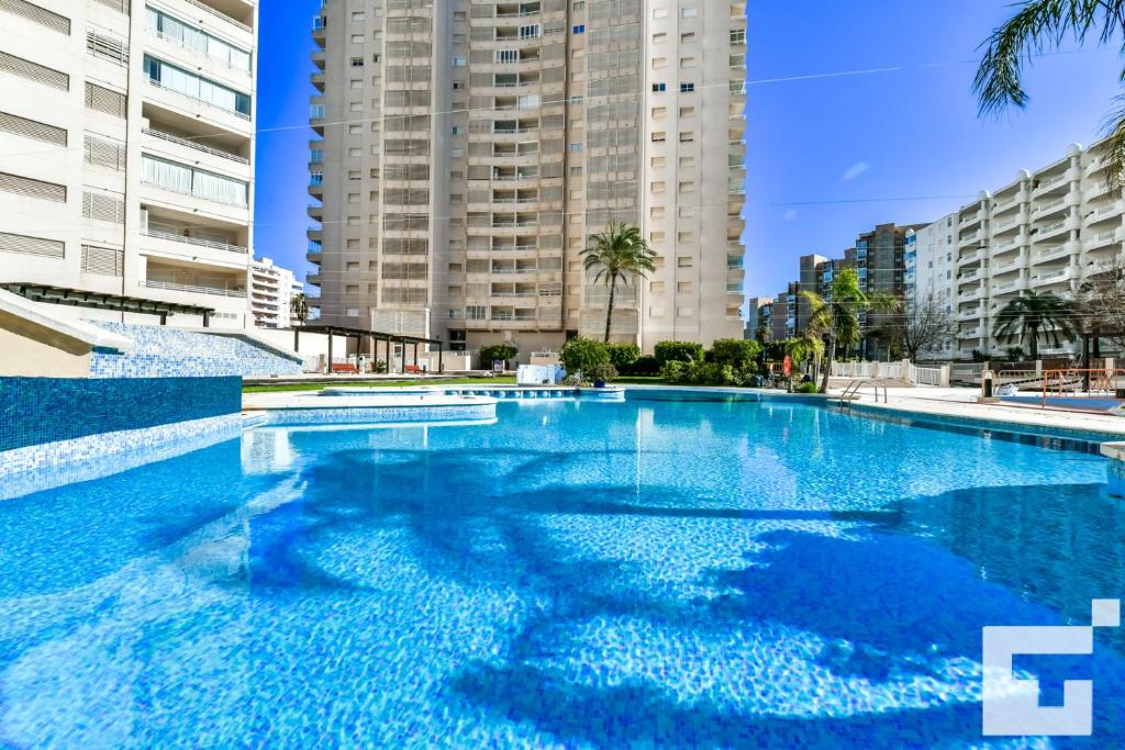 uma grande piscina com edifícios altos ao fundo em Apartamento Apolo XVI 67 - Grupo Turis em Calpe