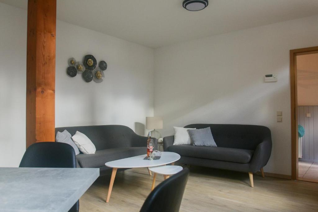 uma sala de estar com dois sofás e uma mesa em Ferienhaus Bomeier em Wernigerode
