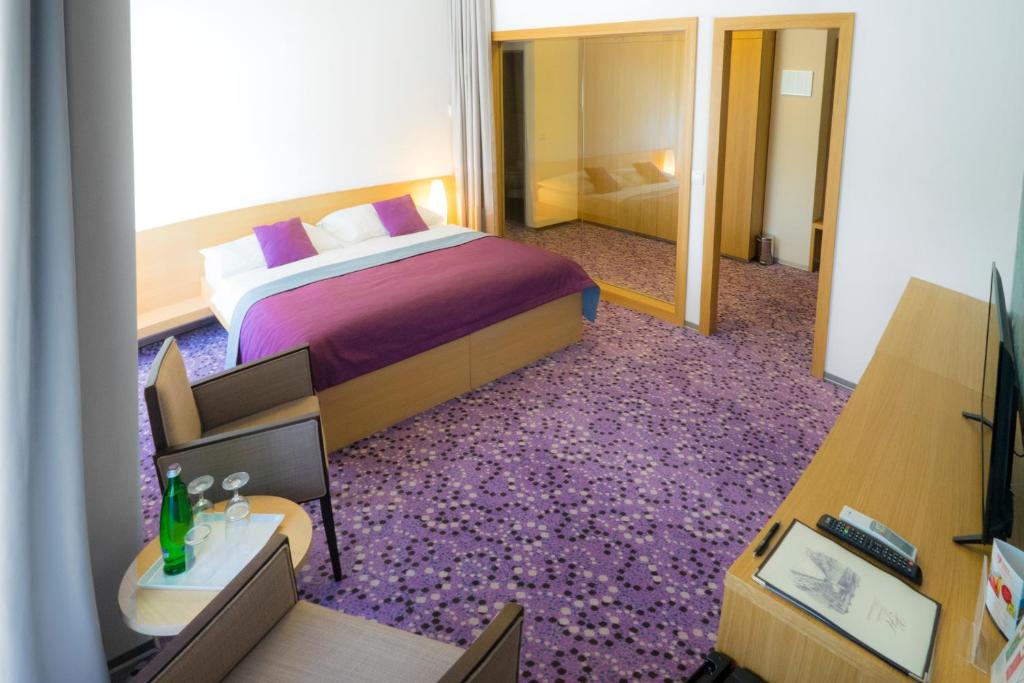 Postel nebo postele na pokoji v ubytování Hotel Vinice Hnanice