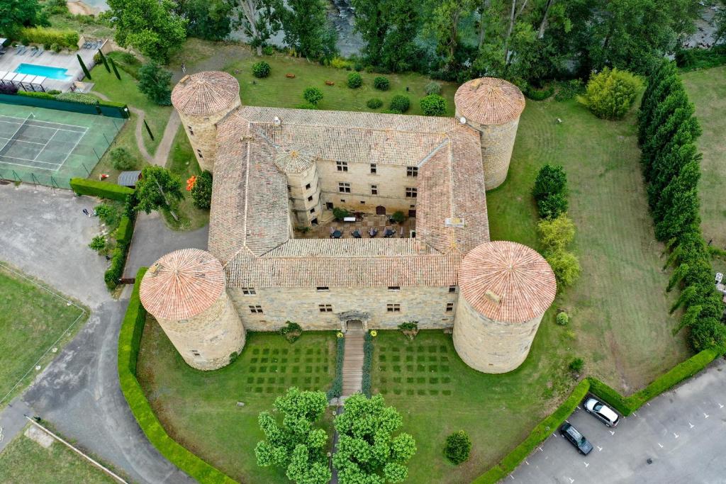 une vue sur un grand bâtiment avec des tourelles dans l'établissement Château Des Ducs De Joyeuse, à Couiza