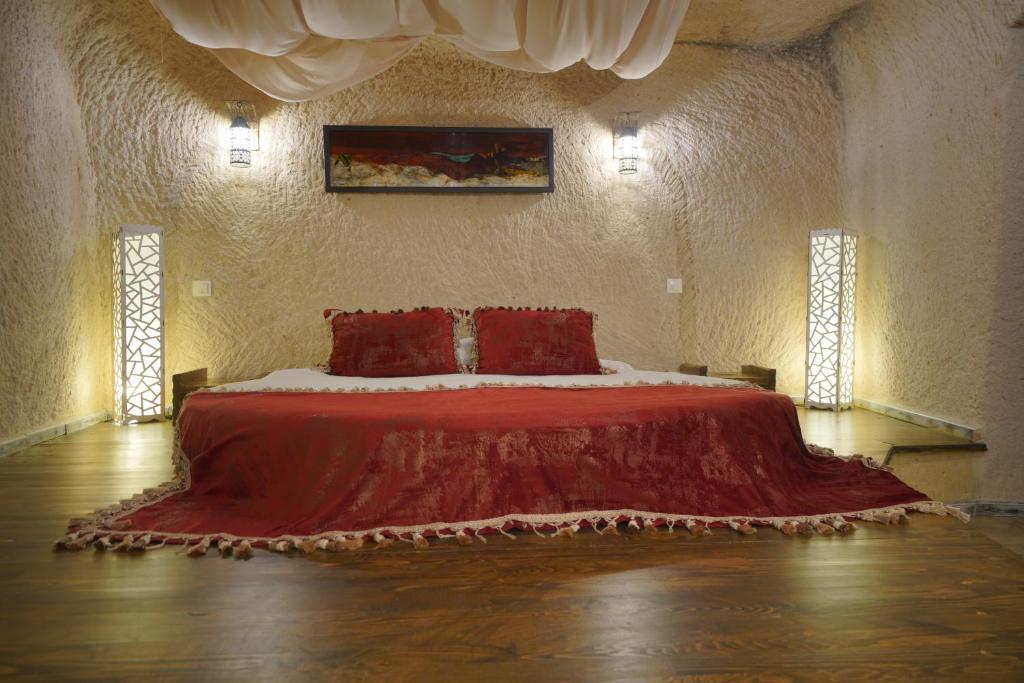 Postel nebo postele na pokoji v ubytování Karlık Cave Suite Cappadocia