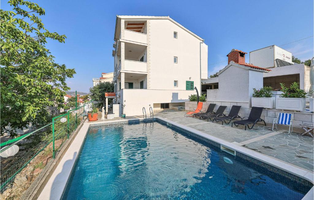 Stunning Apartment In Okrug Donji