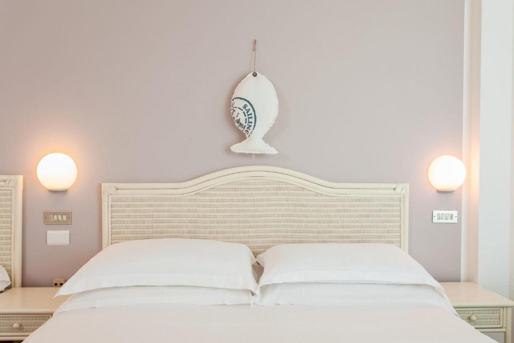 A bed or beds in a room at Hotel Roxy & Beach