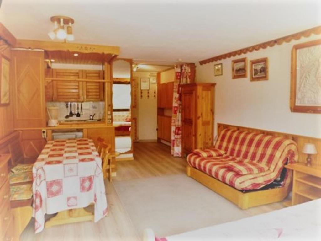 a living room with a bed and a couch at Studio Tignes, 1 pièce, 5 personnes - FR-1-411-387 in Tignes