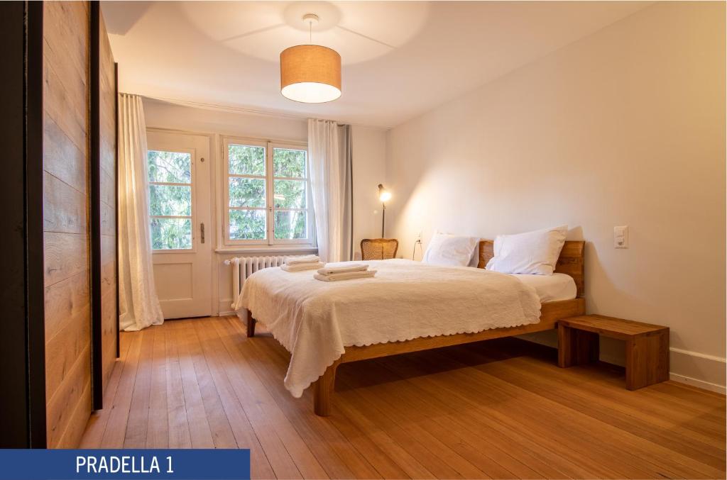 Schlafzimmer mit einem Bett und einem Fenster in der Unterkunft Chalet Pradella by Arosa Holiday in Arosa
