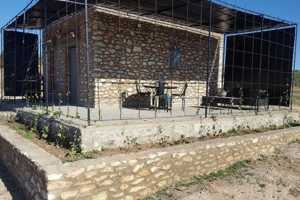 ein Gebäude im Bau mit einem Zaun um ihn herum in der Unterkunft studio en pierres traditionnelle in Essaouira