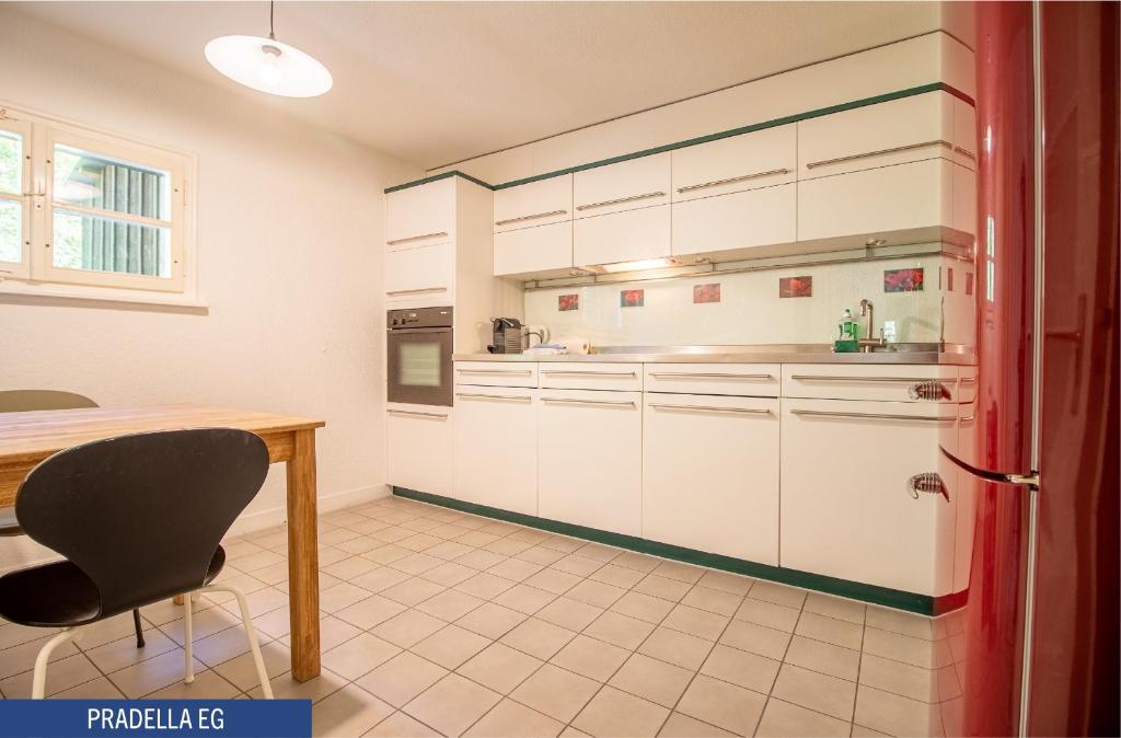 Kuchyň nebo kuchyňský kout v ubytování Chalet Pradella by Arosa Holiday