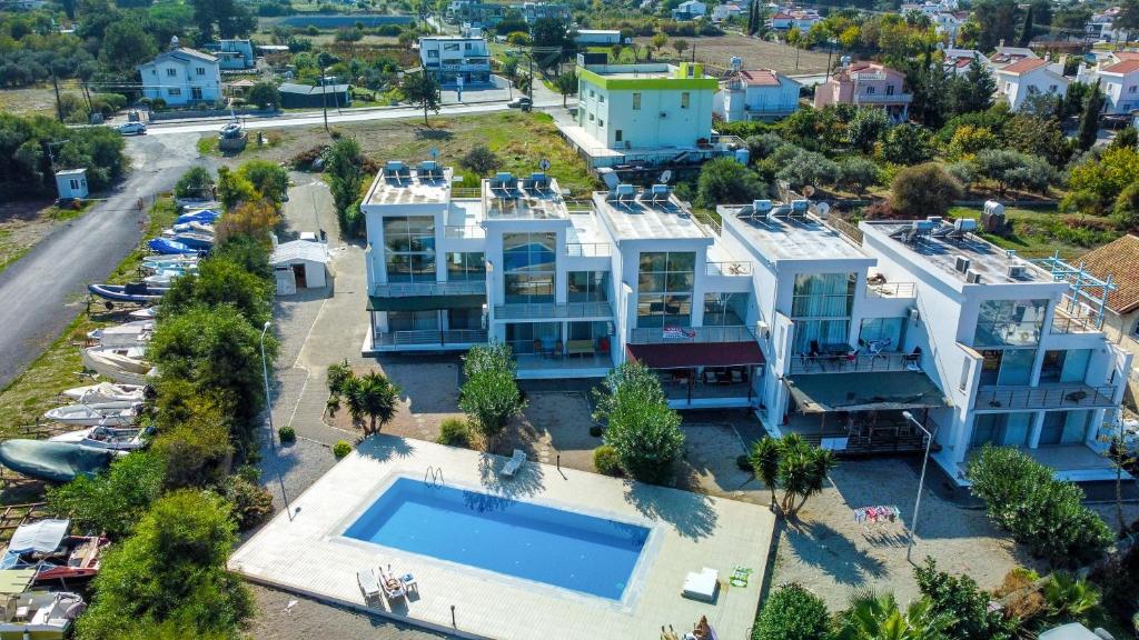 una vista aérea de una casa con piscina en Spacious Three-Bedroom Apartment with Sea View A3, en Kyrenia