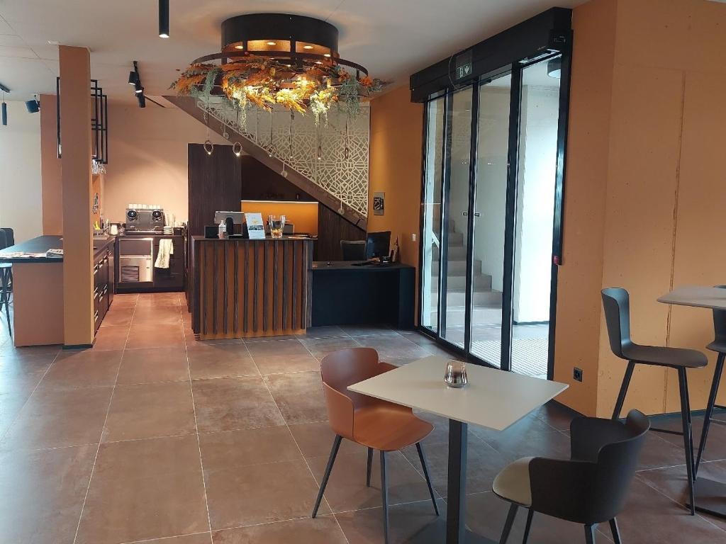 een kamer met een tafel en stoelen en een keuken bij Kza Jura Swiss in Courtedoux