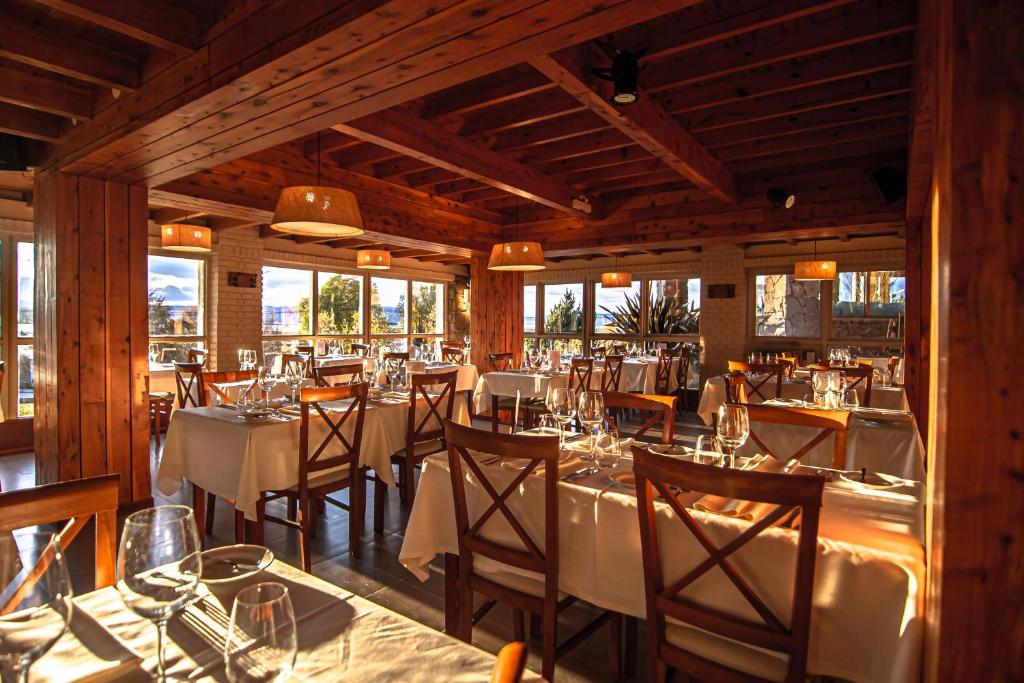 Um restaurante ou outro lugar para comer em Mirador del Lago Hotel