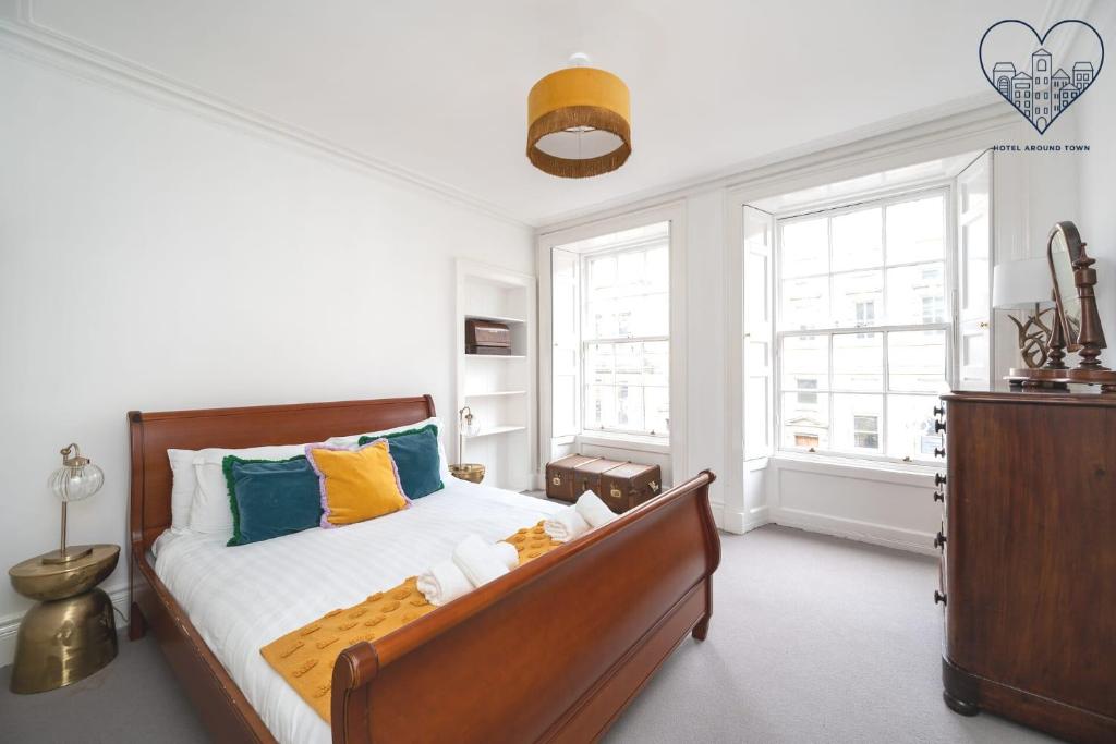 Postel nebo postele na pokoji v ubytování Luxury 3 Bedroom Apt On Edinburgh's Royal Mile