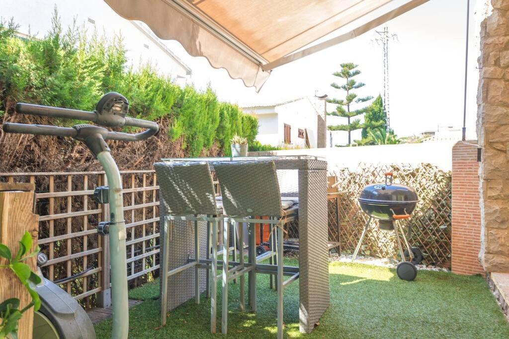 a batting cage and a grill in a backyard at Adosado al lado del Torreón in Benicàssim